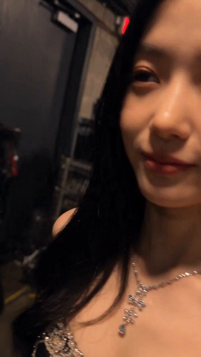프롬프트: 진짜 1인칭 셀카 시점의 핸드헬드 미니DV 캠코더 미학. CHASE는 항상 직접 카메라를 들고 있다 — 촬영 담당자는 절대 존재하지