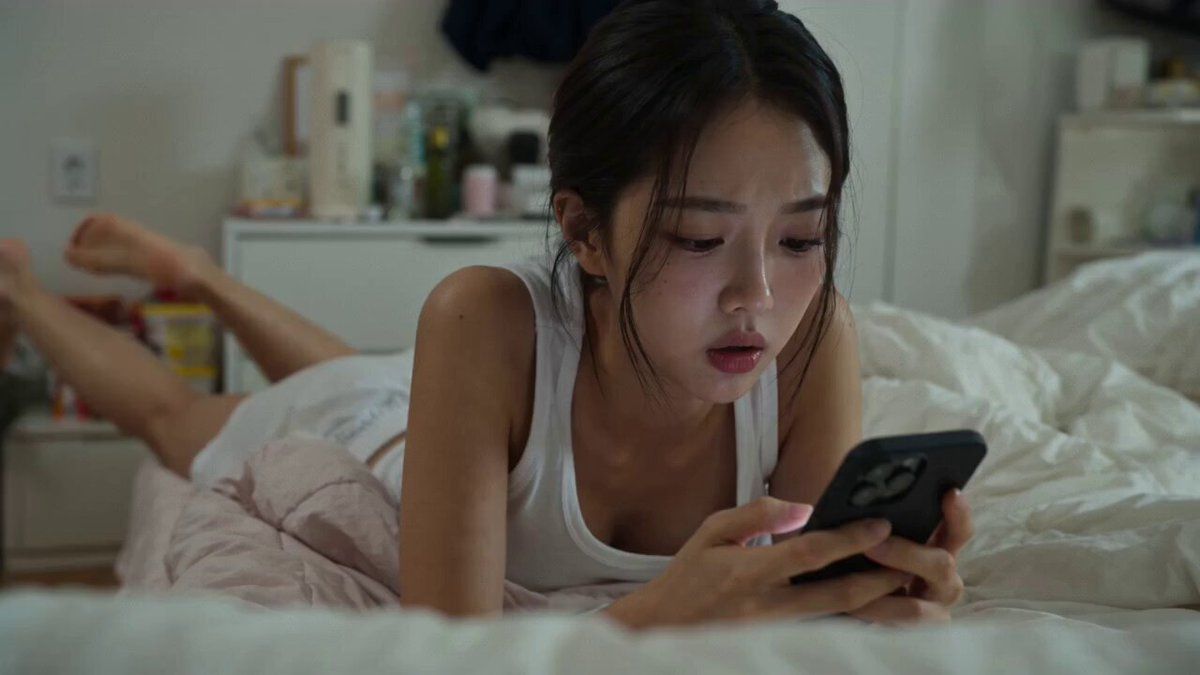 몽타주, 다중 샷의 다큐멘터리풍 관찰 영상. 단일 카메라 앵글이나 연속 촬영을 사용하지 않는다. 실제 삶을 우연히 포착한 듯한 느낌의 핸드헬드